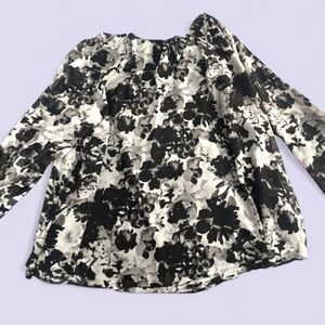Ava&Viv Plus size long sleeve top. Floral black white measures 2X